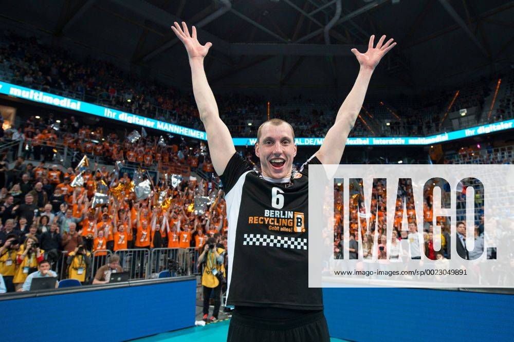 SAP Arena, Mannheim Volleyball, DVV-Pokal Finale, TV Ingersoll Bühl Buehl vs. Berlin Recycling Volleys Jubel Felix Fischer ( 6 Berlin) nach Sieg