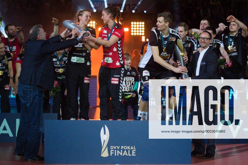 SAP Arena, Mannheim Volleyball, DVV-Pokal Finale, Siegerehrung Katharina Schwabe ( 16 Dresden), Myrthe Schoot ( 9 Dresden) erhalten Pokal von Michael Evers (Präsident Praesident Volleyball Bundesliga VBL) Robert Kromm ( 3 Berlin) erhaelt Pokal von Thomas Krohne (Präsident Praesident Deutscher Volleyball Verband DVV)