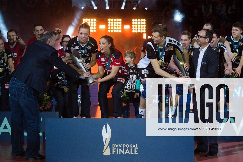 SAP Arena, Mannheim Volleyball, DVV-Pokal Finale, Siegerehrung Katharina Schwabe ( 16 Dresden), Myrthe Schoot ( 9 Dresden) erhalten Pokal von Michael Evers (Präsident Praesident Volleyball Bundesliga VBL) Robert Kromm ( 3 Berlin) erhaelt Pokal von Thomas Krohne (Präsident Praesident Deutscher Volleyball Verband DVV)