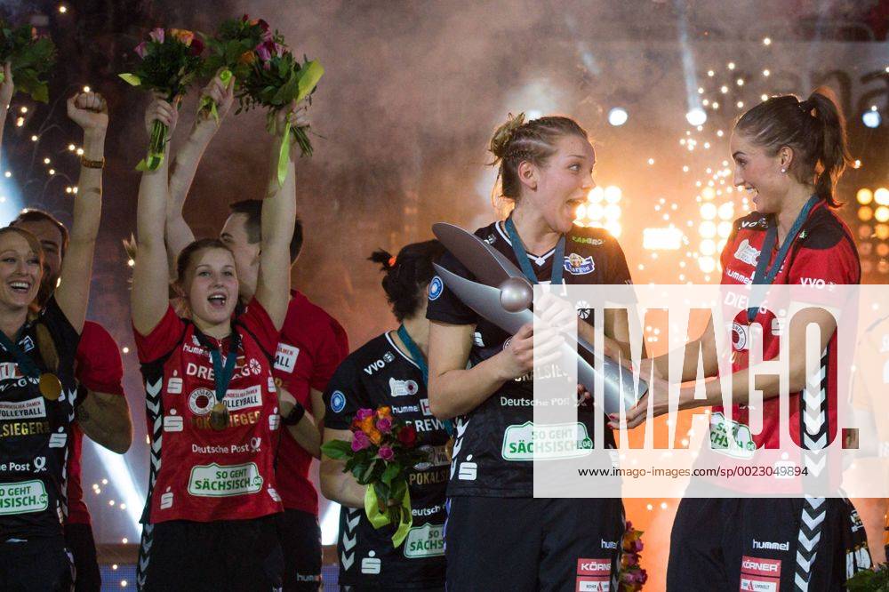 SAP Arena, Mannheim Volleyball, DVV-Pokal Finale, Siegerehrung Katharina Schwabe ( 16 Dresden), Myrthe Schoot ( 9 Dresden) mit Pokal Trophy
