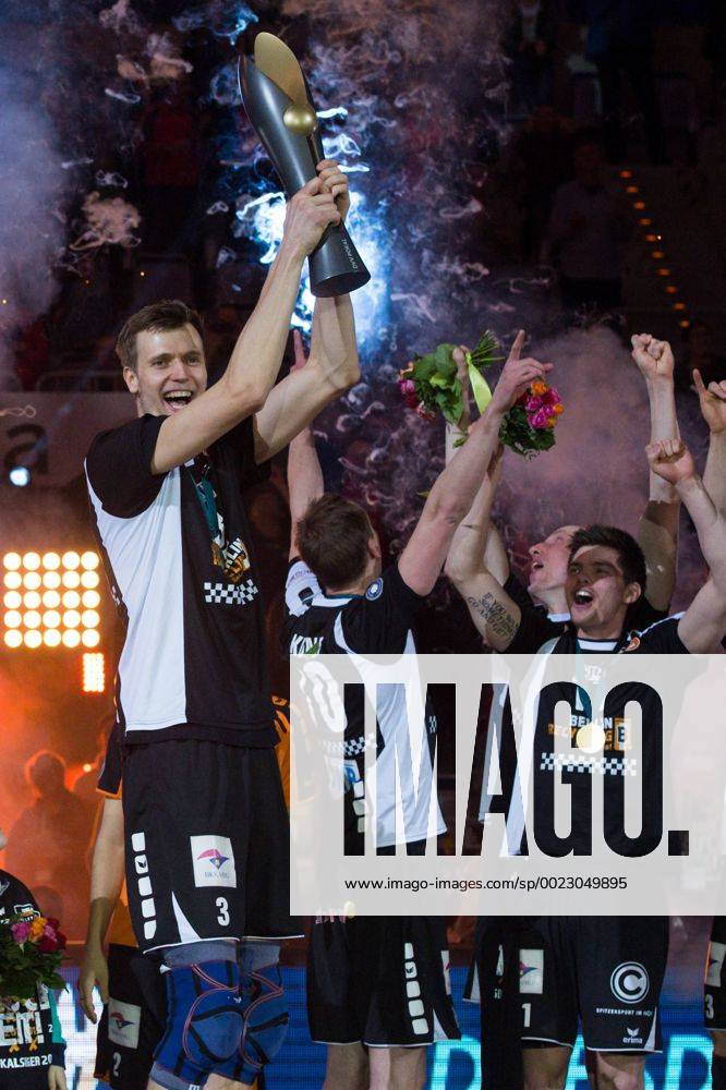 SAP Arena, Mannheim Volleyball, DVV-Pokal Finale, Siegerehrung Robert Kromm ( 3 Berlin) mit Pokal Trophy