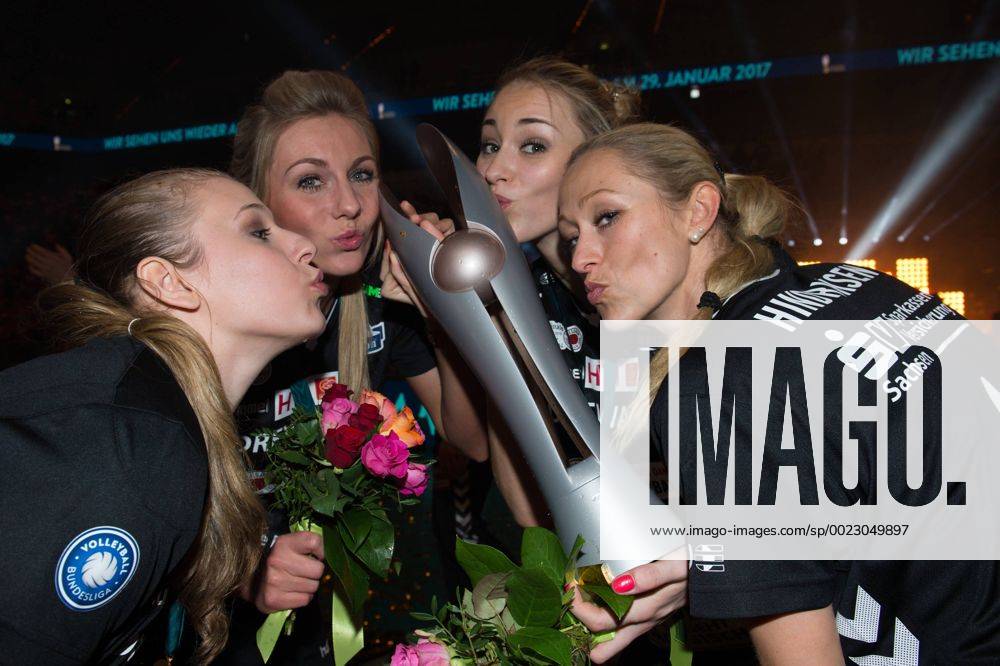 SAP Arena, Mannheim Volleyball, DVV-Pokal Finale, Siegerehrung Jennifer Cross ( 12 Dresden), Laura Dijkema ( 7 Dresden), Louisa Lippmann ( 8 Dresden), Mareike Hindriksen ( 1 Dresdner SC) mit Pokal Trophy