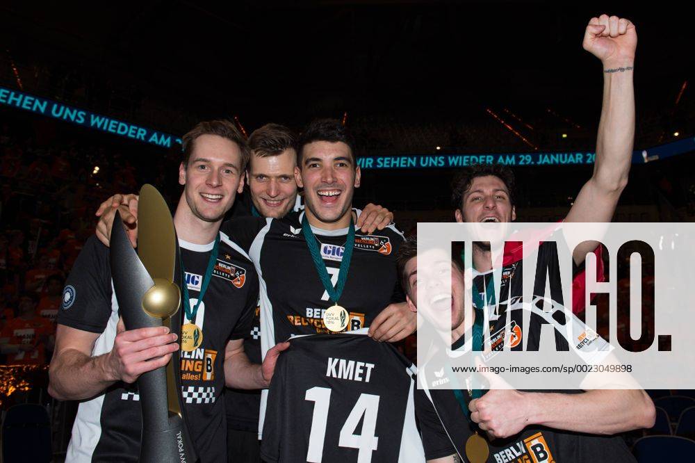 SAP Arena, Mannheim Volleyball, DVV-Pokal Finale, Siegerehrung Sebastian Kühner Kuehner ( 10 Berlin), Robert Kromm ( 3 Berlin), Tomas Kmet ( 14 Berlin), Tsimafei Zhukouski ( 11 Berlin), Francesco de Marchi ( 18 Berlin) mit Trikot Tomas Kmet ( 14 Berlin)