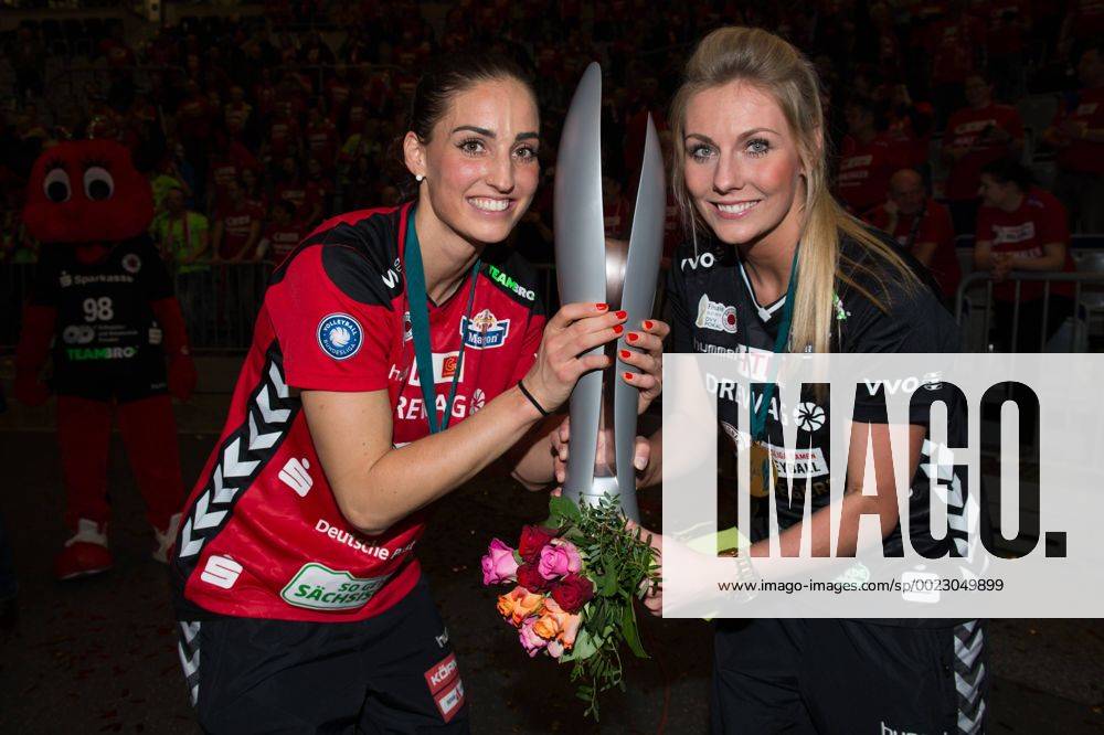 SAP Arena, Mannheim Volleyball, DVV-Pokal Finale, Siegerehrung Myrthe Schoot ( 9 Dresden), Laura Dijkema ( 7 Dresden) mit Pokal Trophy