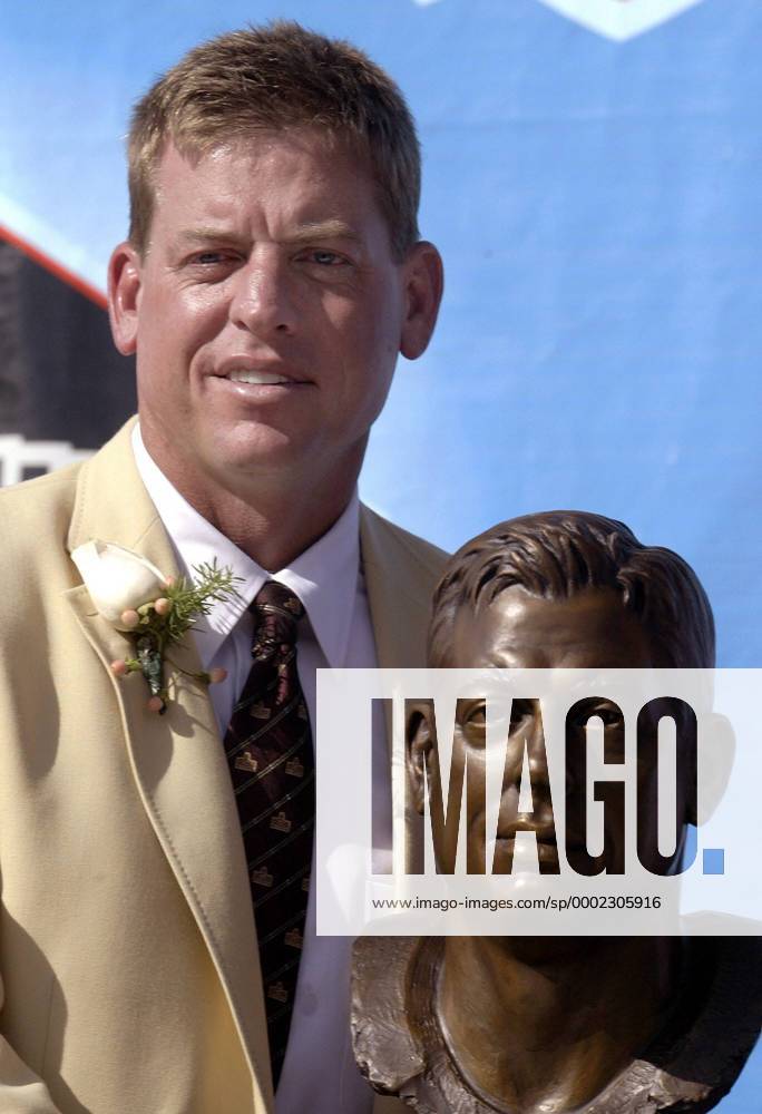 Troy Aikman (Ex Dallas Cowboys Quarterback) neben seiner Büste während seiner Aufnahme in die Hall of Fame - (Icon75231305) American Football Herren NFL 2006, Hall of Fame, Induction, Inductee, Famer, HOF Einzelbild Canton Ohio American Football Herren NFL 2006, Hall of Fame, Induction, Inductee, Famer, HOF Einzelbild Canton Ohio