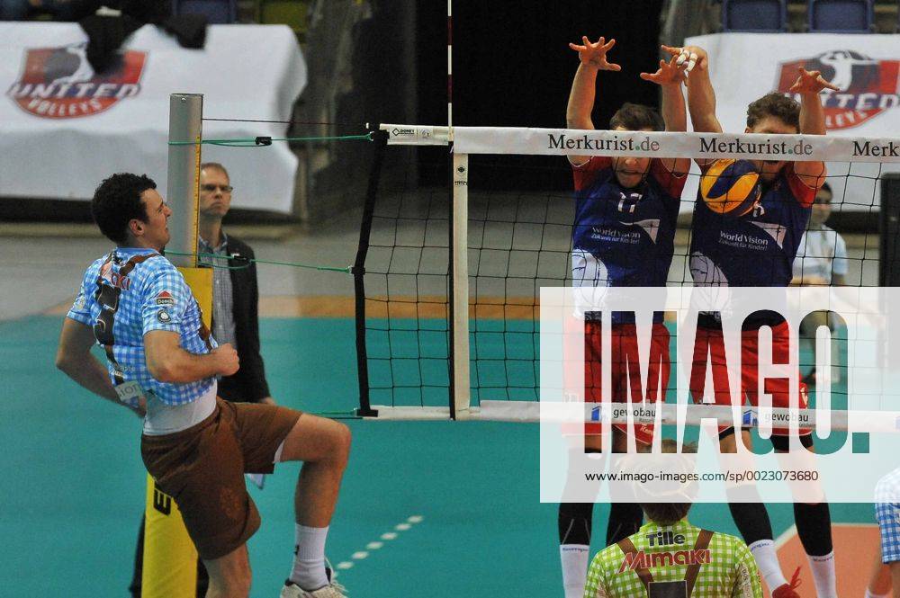 Volleyball 1.Bundesliga, United Volleys - TSV Herrsching, v.l. Julius Hoefer (Herrsching) , Jan Zimmermann (United Volleys) , Lukas Bauer (united Volleys),