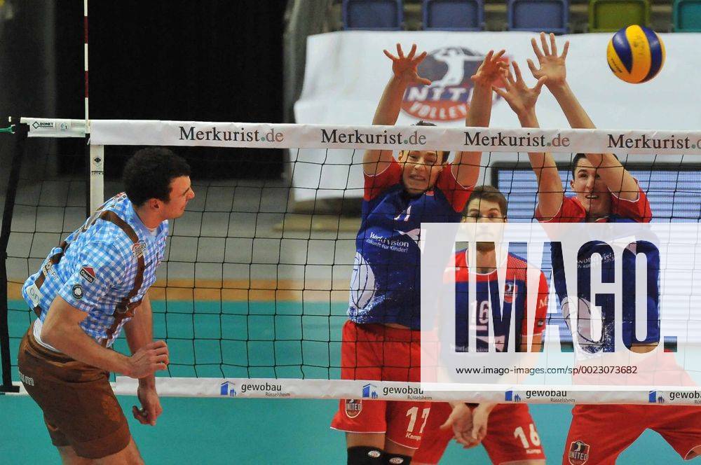 Volleyball 1.Bundesliga, United Volleys - TSV Herrsching, v.l. Julius Hoefer (Herrsching) , Jan Zimmermann (United Volleys) , Lukas Bauer (United Volleys),