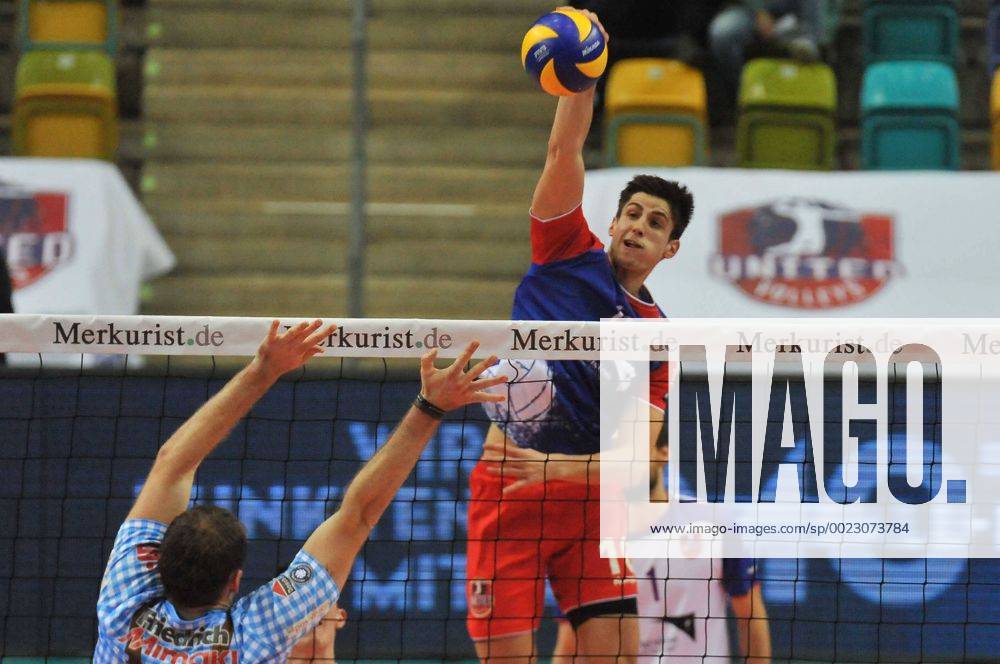 Volleyball 1.Bundesliga, United Volleys - TSV Herrsching, v.l. Roy Friedrich (Herrsching) , Moritz Reichert (United Volleys) ,