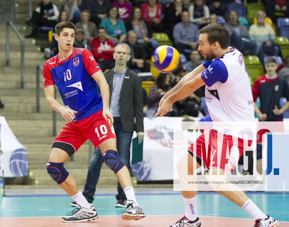Volleyball Hessen - 1. Bundesliga Männer 02.03.2016 United Volleys Rheinmain (blau) - TSV Herrsching (blau) v.l. Moritz Reichert (RheinMain 10), Florian Ringseis (RheinMain 1) United Volleys Rheinmain - TSV Herrsching