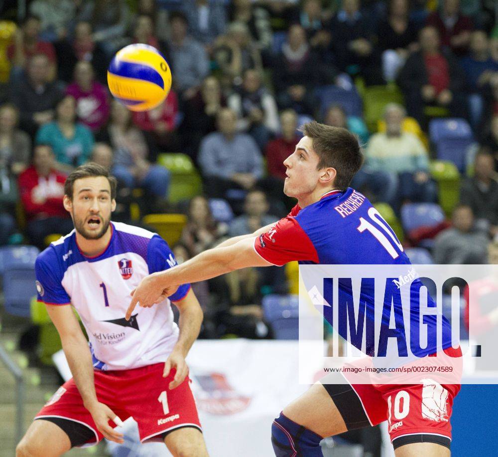 Volleyball Hessen - 1. Bundesliga Männer 02.03.2016 United Volleys Rheinmain (blau) - TSV Herrsching (blau) v.l. Florian Ringseis (RheinMain 1), Moritz Reichert (RheinMain 10) United Volleys Rheinmain - TSV Herrsching