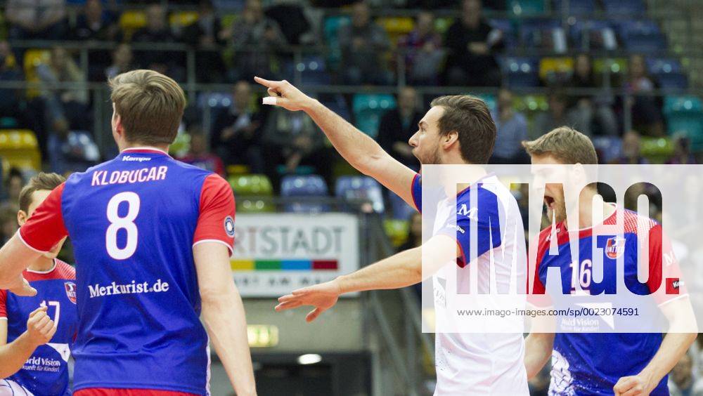 Volleyball Hessen - 1. Bundesliga Männer 02.03.2016 United Volleys Rheinmain (blau) - TSV Herrsching (blau) v.l. Jan Klobucar (RheinMain 8), Florian Ringseis (RheinMain 1), Christian Dünnes (RheinMain 16) United Volleys Rheinmain - TSV Herrsching