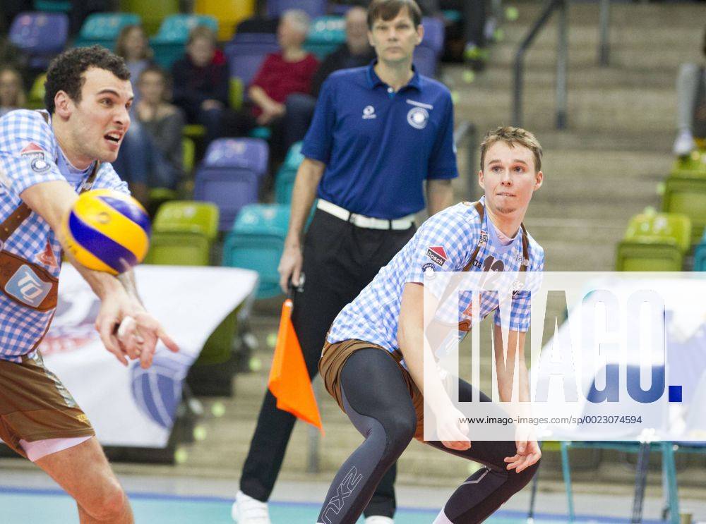 Volleyball Hessen - 1. Bundesliga Männer 02.03.2016 United Volleys Rheinmain (blau) - TSV Herrsching (blau) v.l. Julius Höfer (TSV Herrsching 5), Phillip Trenkler (TSV Herrsching 12) United Volleys Rheinmain - TSV Herrsching