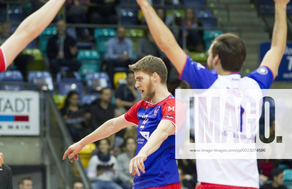 Volleyball Hessen - 1. Bundesliga Männer 02.03.2016 United Volleys Rheinmain (blau) - TSV Herrsching (blau) v.l. Christian Dünnes (RheinMain 16), Florian Ringseis (RheinMain 1) United Volleys Rheinmain - TSV Herrsching