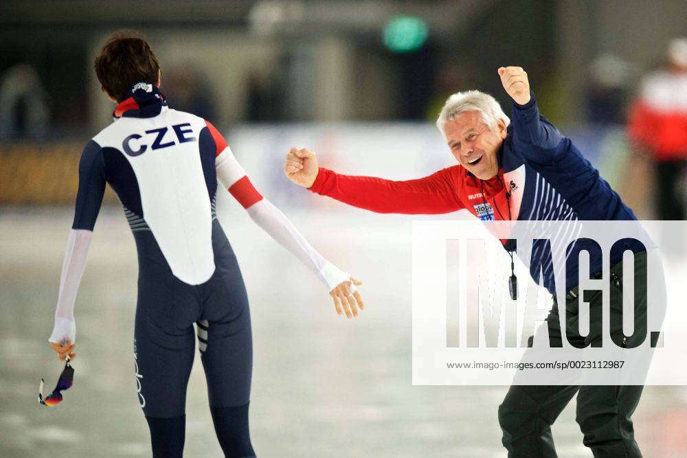 Eisschnelllauf Berlin 05.03.2016 Mehrkampf Weltmeisterschaft WM 3000 m Herren Frauen Damen Martina Sablikova (CZE) Trainer Petr Novak Jubel