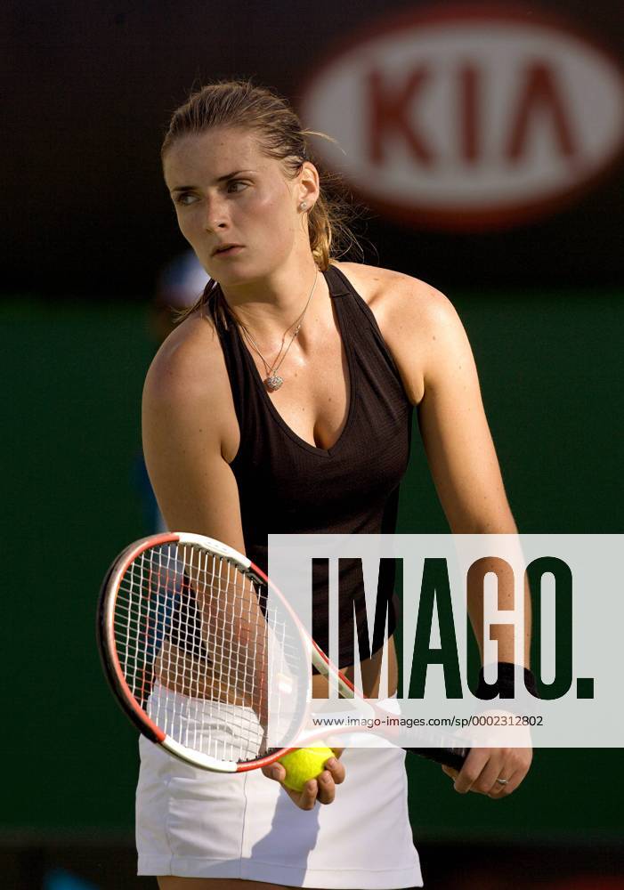 Iveta Benesova (Tschechien) - Aufschlag Tennis Damen Australian Open 2006, WTA Tour, Grand Slam Einzelbild Melbourne Tennis Damen Australian Open 2006, WTA Tour, Grand Slam Einzelbild Melbourne