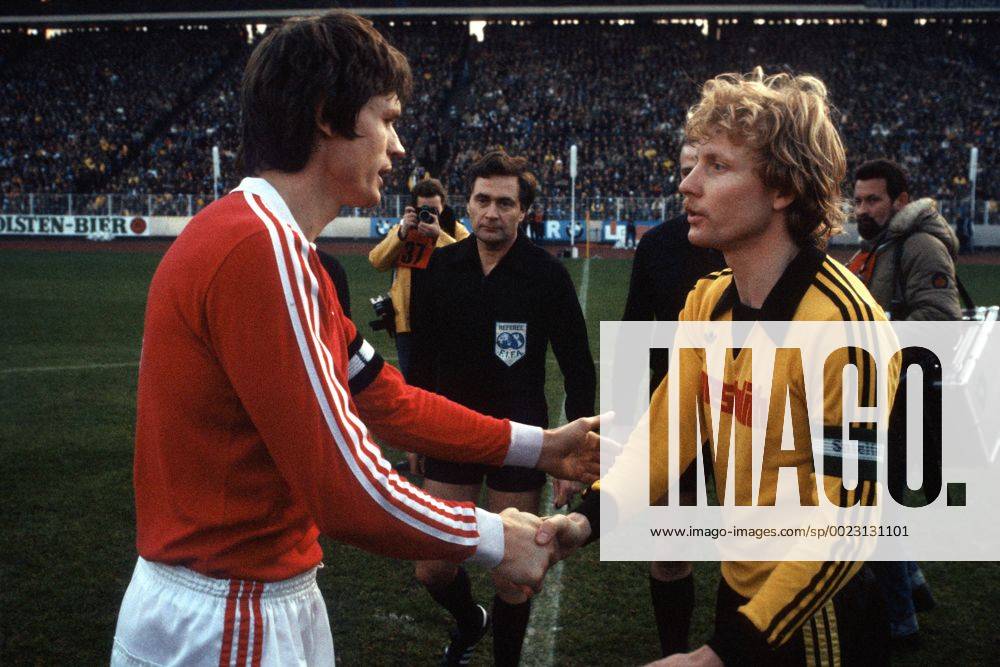 Peter Nogly (Hamburger SV) und Manfred Burgsmüller (Borussia Dortmund), dahinter FIFA Schiedsrichter Heinz Aldinger