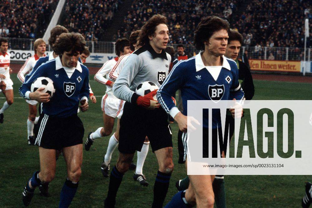 Einmarsch zum Spiel Hamburger SV gegen VfB Stuttgart, vorn v.re.: Peter Nogly, Torwart Rudi Kargus, Manfred Kaltz (alle HSV)