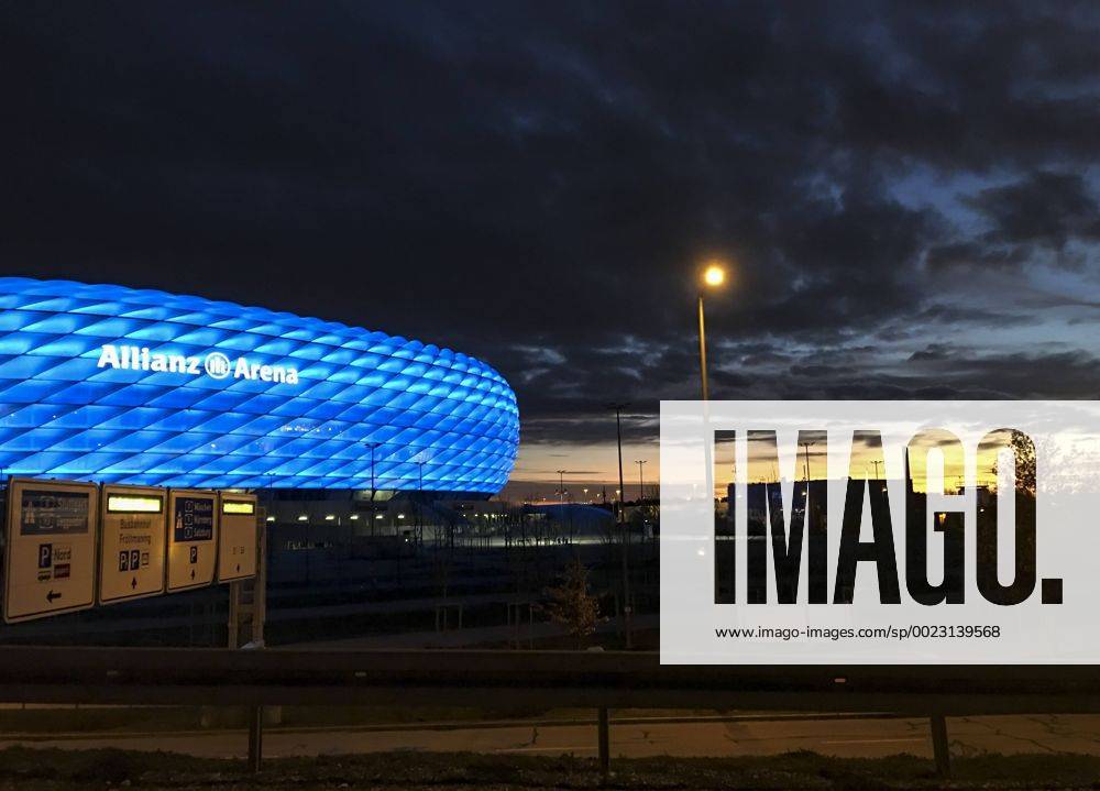 Stadion, Fussballstadion, Aussenansicht, Architektur, aussen Allianz Arena Wetter, abends, Beleuchtung Dunkelheit Lichter hellblau Licht blauer Himmel Sonnenuntergang TSV 1860 MUENCHEN Fussball 2. Bundesliga, am 21.02.2016, 22.Spieltag, Saison 2015 2016, 2.Liga