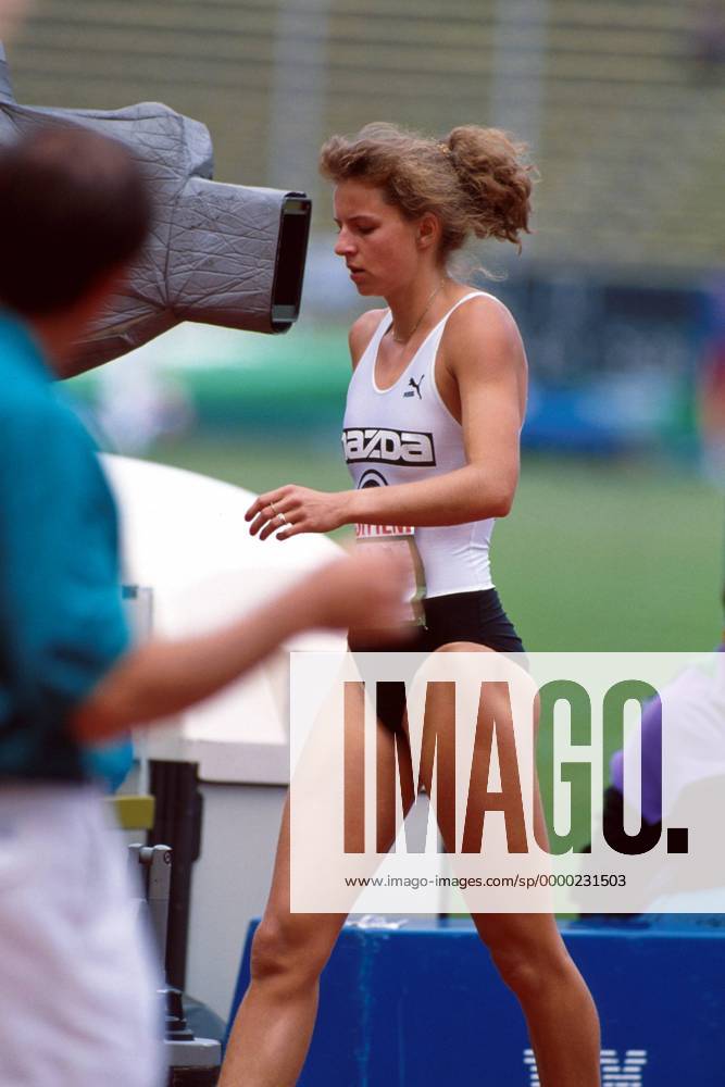 Andrea Baumert (SCC Berlin Deutschland) wird von einer Fernsehkamera ins Visier genommen Leichtathletik LM Damen Deutsche Meisterschaft 1992, Landesmeisterschaft, DM, Hoch, Hochsprung Einzelbild Olympiastadion München