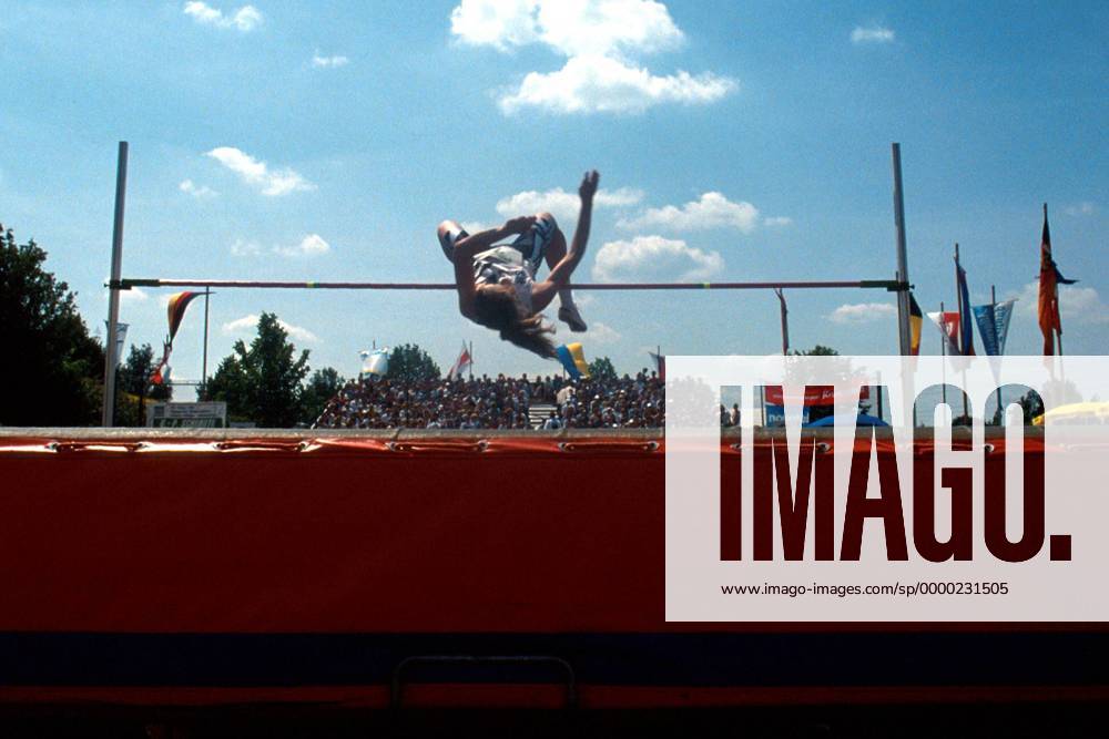Andrea Baumert (SCC Berlin Deutschland) überquert die Latte Leichtathletik Damen Internationales Hochsprungmeeting 1993, Meeting, Sportfest, Springermeeting, Hoch, Hochsprung Einzelbild Wörrstadt Dynamik, Höhe