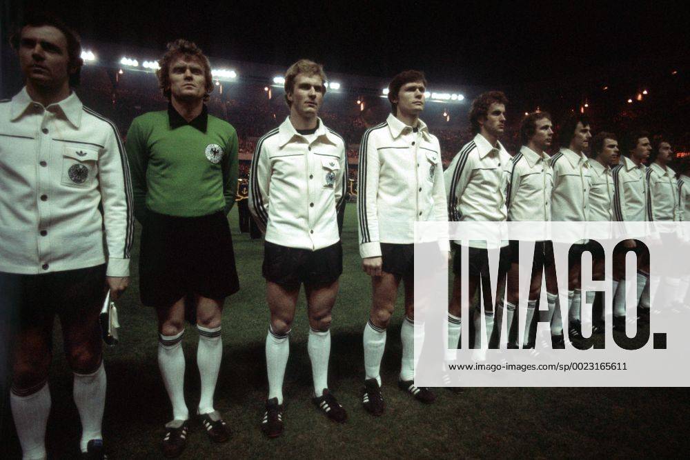 Mannschaftsvorstellung BR Deutschland, v.li.: Franz Beckenbauer, Torwart Sepp Maier, Karl Heinz Rummenigge, Peter Nogly, Rainer Bonhof, Bernd Hölzenbein, Dieter Müller, Bernard Dietz, Heinz Flohe, Uli Stielike