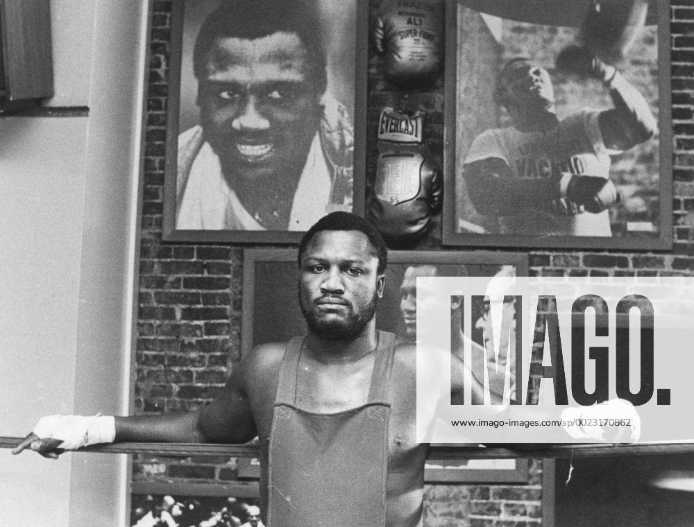 Nov. 7, 2011 - Boxer SMOKIN JOE FRAZIER has died after a battle with liver cancer. Joseph William Joe Frazier (January 12, 1944 - November 7, 2011). Frazier was a former Olympic and Undisputed World Heavyweight boxing champion, whose professional career lasted from 1965 to 1976, with a brief comeback in 1981. In 1970, Frazier defeated Ali on points in the highly anticipated Fight of the Century in 1971. The International Boxing Research Organization (IBRO) rates Frazier among the ten greatest heavyweights of all time. PICTURED: Date unknown - Philadelphia, Pennsylvania, U.S. - Joe Frazier poses in the ring. Boxer Smokin Joe Frazier 1944 - 2011 - ZUMA