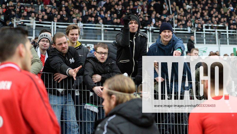 Fans von Hannover beschimpfen die Spieler, Hass, frustriert, Frust, Enttaeuschung, enttaeuscht, Niedergeschlagen, Niederlage, Fussball 1. Bundesliga, 26. Spieltag, Hannover 96 (H) - 1.FC Koeln (K) 0:2, am 12.03.2016 in Hannover Deutschland. Â