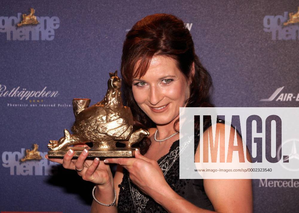 Claudia Pechstein (Deutschland) präsentiert stolz die Goldene Henne in der Kategorie Olympia Eisschnellauf Damen Goldene Henne 2006, Medienpreis, Gala Preisverleihung, Auszeichnung, Ehrung Einzelbild Berlin Freude, Eisschnellauf Damen Goldene Henne 2006, Medienpreis, Gala Preisverleihung, Auszeichnung, Ehrung Einzelbild Berlin Freude,