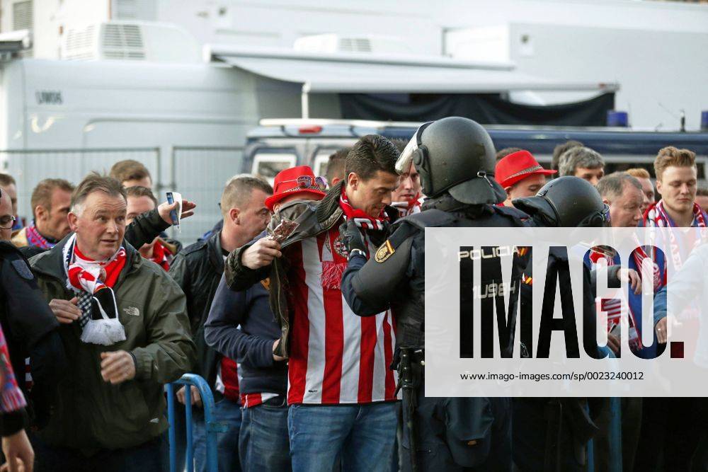 Fußball, Champions League, Atletico Madrid - PSV Eindhoven Champions League played between Atletico Madrid and PSV Eindhoven. In this picture, PSV supporters searched by the police. CHEMAxREYx