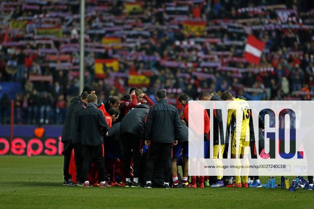 Fußball, Champions League, Atletico Madrid - PSV Eindhoven Champions League played between Atletico Madrid and PSV Eindhoven. In this picture, Atletico players before extra-time. CHEMAxREYx