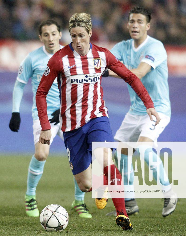 Fußball, Champions League, Atletico Madrid - PSV Eindhoven Atletico de Madrid s Fernando Torres (c) and PSV Eindhoven s Andres Guardado (l) and Hector Moreno during UEFA Champions League match. March 15,2016. (20160315138)