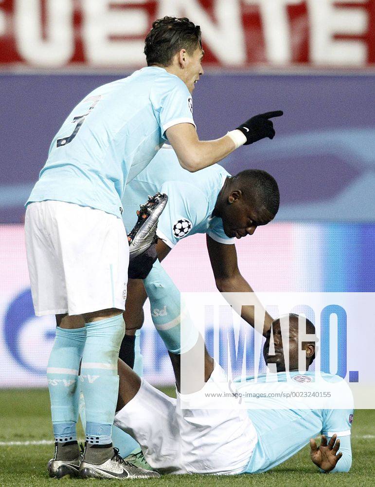 Fußball, Champions League, Atletico Madrid - PSV Eindhoven PSV Eindhoven s Jetro Willems (r) injured in presence of Hector Moreno (l) and Nicolas Isimat-Mirin during UEFA Champions League match. March 15,2016. (20160315122)