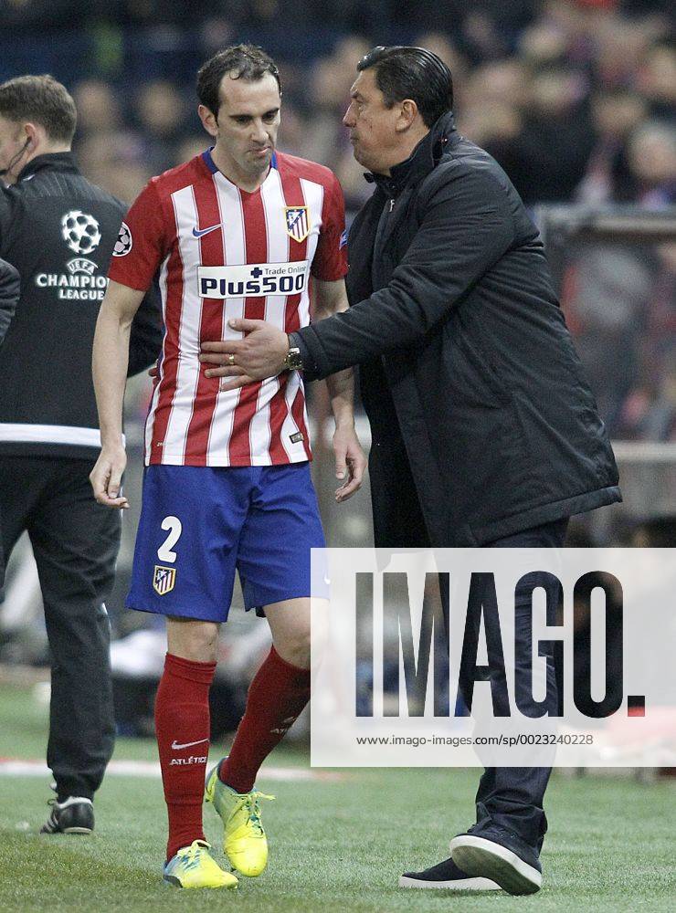 Fußball, Champions League, Atletico Madrid - PSV Eindhoven Atletico de Madrid s Diego Godin injured in presence of the second coach German Mono Burgos during UEFA Champions League match. March 15,2016. (20160315156)