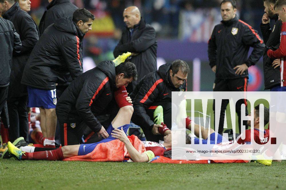 Fußball, Champions League, Atletico Madrid - PSV Eindhoven Atletico de Madrid s Gabi Fernandez (l) and Koke Resurrecccion before extra time during UEFA Champions League match. March 15,2016. (20160315159)