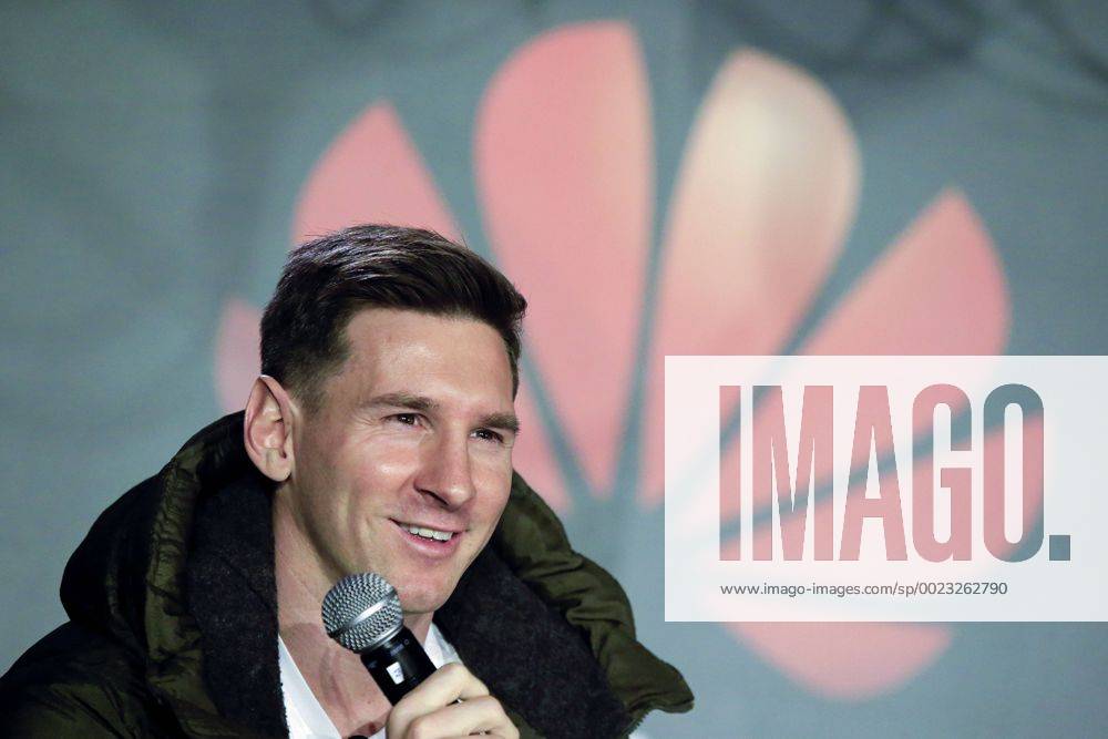 -- FC Barcelona Barca s Argentinian forward Lionel Messi attends a press conference PK Pressekonferenz in which Huawei announces Messi s appointment as the company s latest Global Brand Ambassador in Barcelona, Spain, March 17, 2016. ) (SP)SPAIN-BARCELONA-HUAWEI-MESSI PauxBarrena