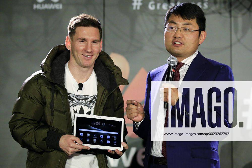-- FC Barcelona Barca s Argentinian forward Lionel Messi and Walter Ji (R), President of Consumer Business Group of Huawei Western Europe, present the new Huawei tablet during a press conference PK Pressekonferenz in which Huawei announces Messi s appointment as the company s latest Global Brand Ambassador in Barcelona, Spain, March 17, 2016. ) (SP)SPAIN-BARCELONA-HUAWEI-MESSI PauxBarrena