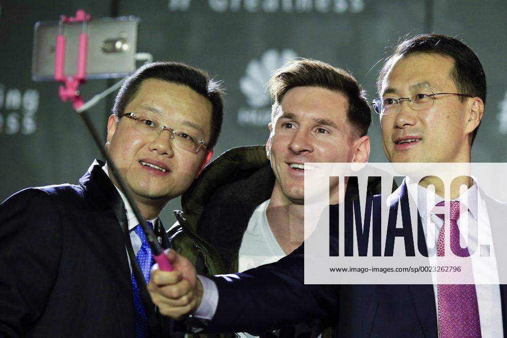 -- FC Barcelona Barca s Argentinian forward Lionel Messi (C), Tyrone Liu (L), CEO Consumer Business Group for Huawei Latin America, and Kevin Ho, President of Handset Business of Huawei Consumer BG, take a selfie during a press conference PK Pressekonferenz in which Huawei announces Messi s appointment as the company s latest Global Brand Ambassador in Barcelona, Spain, March 17, 2016. ) (SP)SPAIN-BARCELONA-HUAWEI-MESSI PauxBarrena