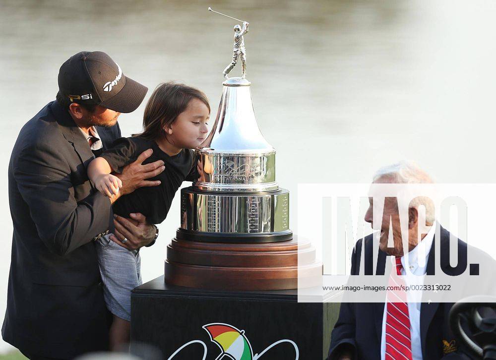 Orlando, FL, USA - Arnold Palmer, right, smiles with delight as he watches Jason Day hoist his son Dash up to kiss the championship trophy after Day won the Arnold Palmer Invitational at Bay Hill Club & Lodge in Orlando, Fla., on Sunday, March 20, 2016. Jason Day goes wire to wire to win at Bay Hill - ZUMAm67_