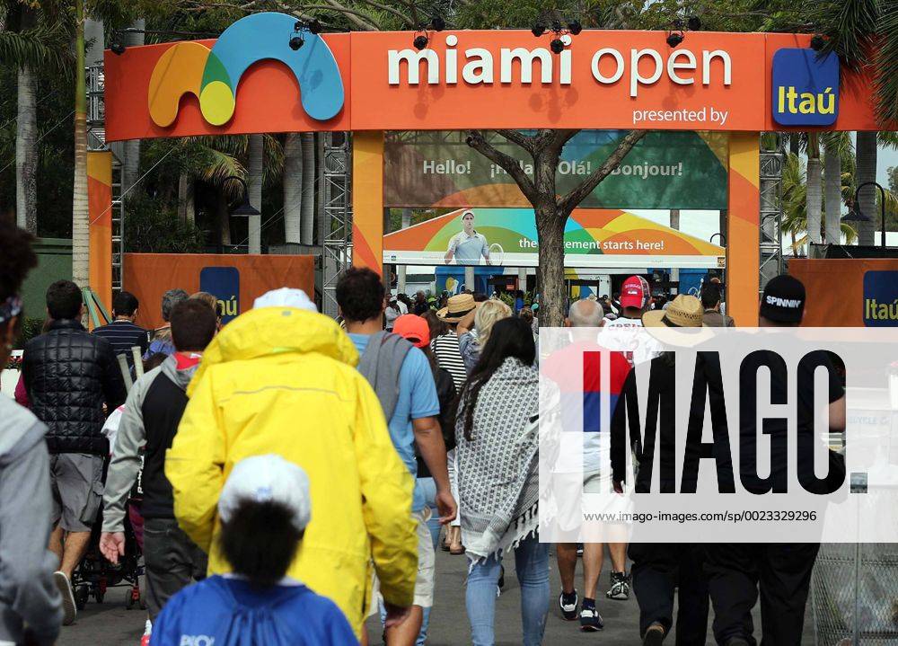 Miami, FL, USA - Tennis fans arrive at the Crandon Tennis Center for the Miami Open Tennis tournament 2016, presented by Itau, in Key Biscayne on Tuesday, March 22, 2016 in Miami, Fla. Miami Open media day - ZUMAm67_