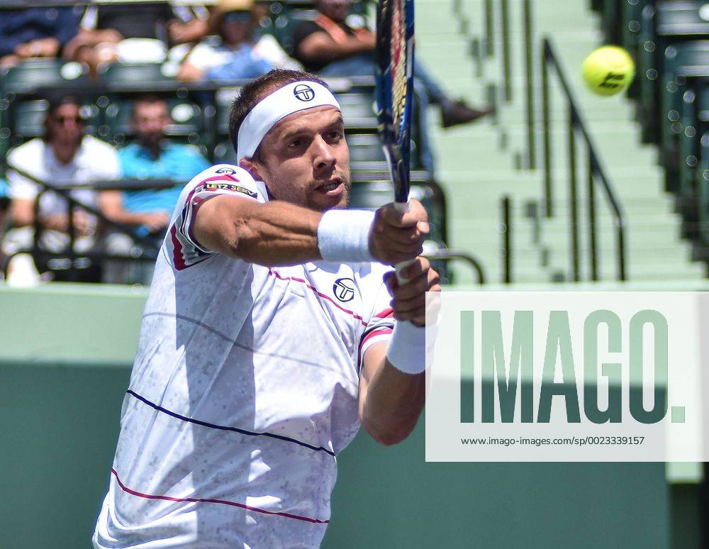Luxebourg tennis player Gilles Mulller returns the ball to Spanish Fernando Verdasco during a Miami Tennis Open match held in Cayo Vizcaino, Miami, FL, United States, 23 March 2016. FERNANDO VERDASCO VS. GILLES MULLER !ACHTUNG: NUR REDAKTIONELLE NUTZUNG! MIA006 20160323-635943696837159813