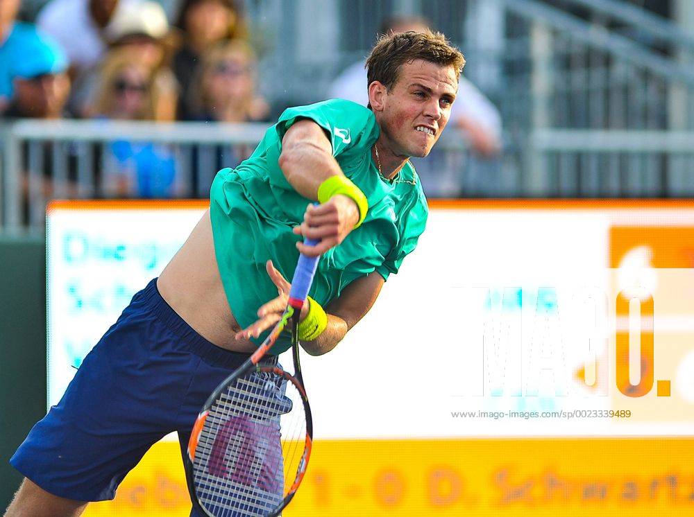 Canadian tennis player Vasek Pospisil returns the ball to Argentinian Diego Schwartzman during a Miami Tennis Open match held at Cayo Vizcaino, Miami, FL, United States, 23 March 2016. DIEGO SCHWARTZMAN VS. VASEK POPSIL !ACHTUNG: NUR REDAKTIONELLE NUTZUNG! MIA017 20160324-635943794849957500