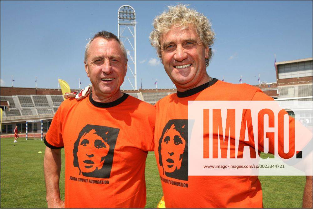 JOHAN CRUYFF Amsterdam - Johan Cruyff Foundation Cup - Johan Cruyff & Jean-Marie Pfaff FOOTBALL : Johan Cruyff - Retro - PhotoNews Panoramic