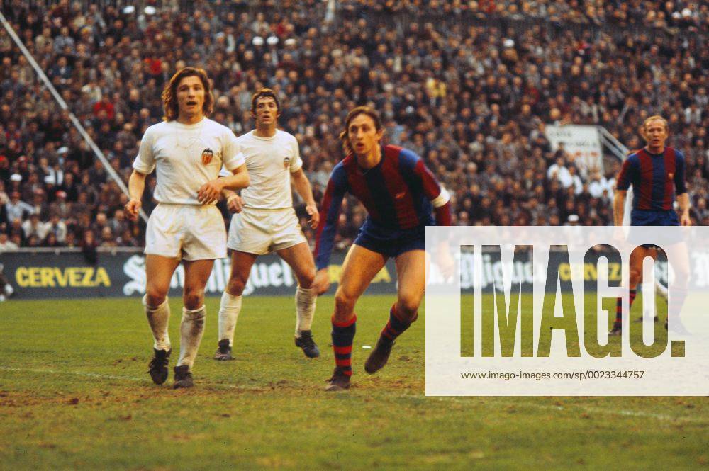 Football - Valencia v Barcelona Spanish League 01 03 1977 Johan Cruyff - Barcelona ( right )