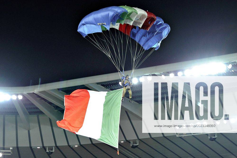 Udine, Italien - Fussball, Länderspiel Nationalteam, Freundschaftsspiel, Italien vs. Spanien: bandiera Italia