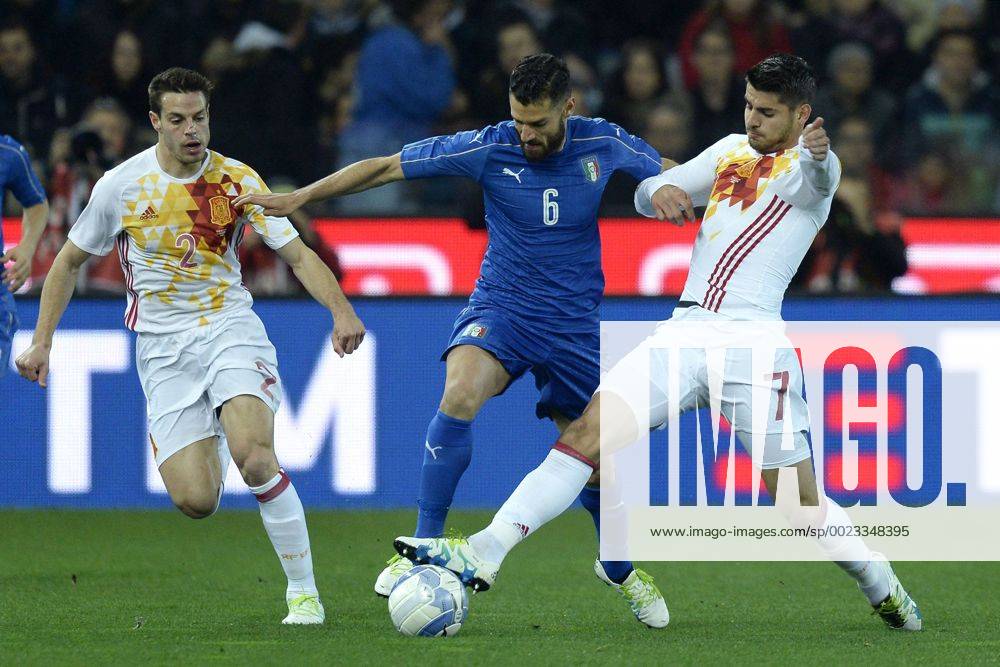 Udine, Italien - Fussball, Länderspiel Nationalteam, Freundschaftsspiel, Italien vs. Spanien: Antonio Candreva-Alvaro Morata-Cesar Tanco