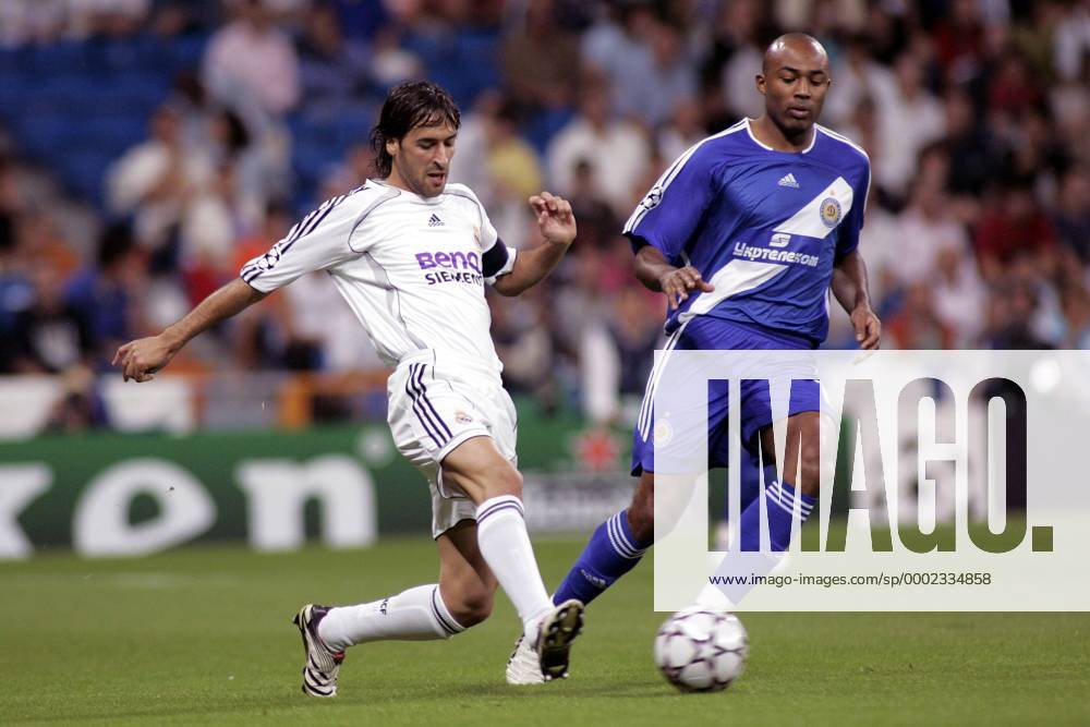 Raul Gonzalez (Real Madrid, li.) gegen Diogo Rincon (Dinamo Kiev) - Fußball EC 1 Herren Champions League 2006 2007, Real Madrid CF - Dinamo Kiev 5:1, Dynamo Gruppe Madrid Dynamik, Fußball EC 1 Herren Champions League 2006 2007, Real Madrid CF - Dinamo Kiev 5:1, Dynamo Gruppe Madrid Dynamik,