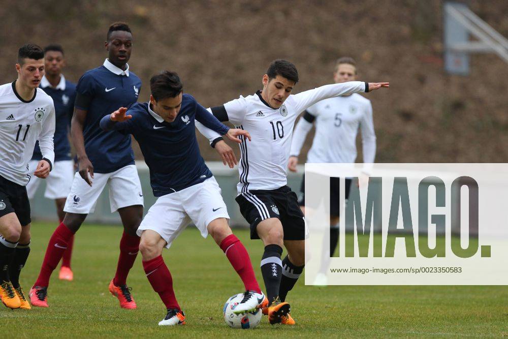 Konz Goerkem Saglam (Deutschland) im Zweikampf mit Alec Georgen (Frankreich) Deutschland vs Frankreich --- Fussball --- U18-Laenderspiel --- 24.03.2016