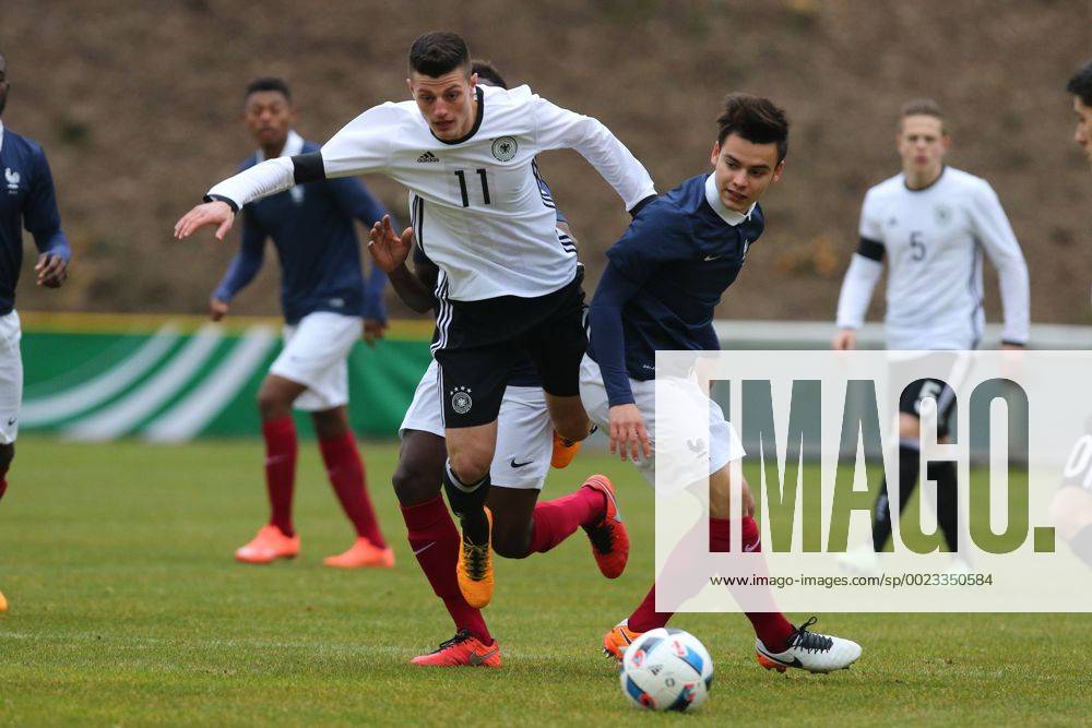Konz Dijon Ramaj (Deutschland) im Zweikampf mit Alec Georgen (Frankreich) Deutschland vs Frankreich --- Fussball --- U18-Laenderspiel --- 24.03.2016