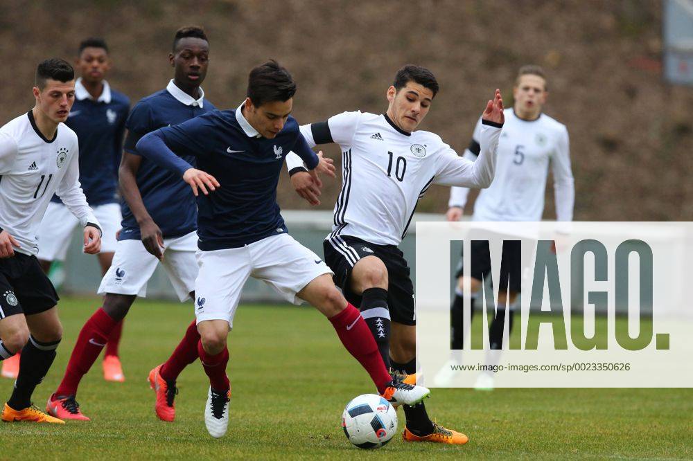 Konz Goerkem Saglam (Deutschland) im Zweikampf mit Alec Georgen (Frankreich) Deutschland vs Frankreich --- Fussball --- U18-Laenderspiel --- 24.03.2016