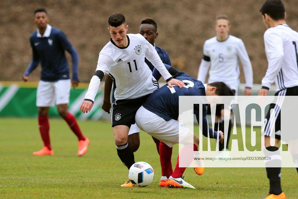 Konz Dijon Ramaj (Deutschland) im Zweikampf mit Alec Georgen (Frankreich) Deutschland vs Frankreich --- Fussball --- U18-Laenderspiel --- 24.03.2016